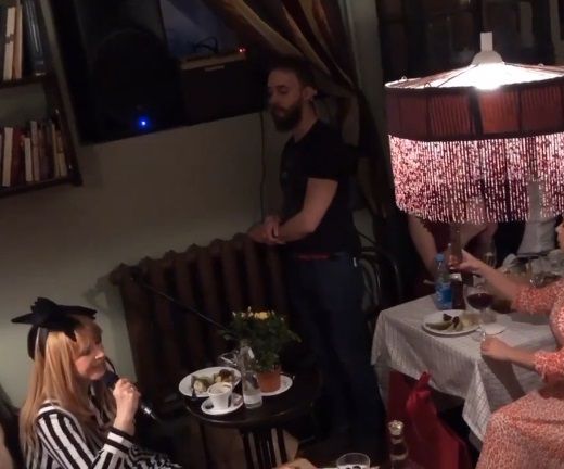 Алла Пугачева в полосатом платье порадовала гостей живым пением