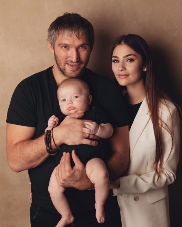 Александр Овечкин с женой рассекретили внешность младшего сына