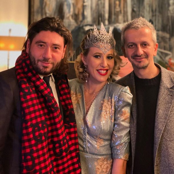 Ксения Собчак и Светлана Бондарчук с мужьями встретили Новый год в традиционном русском стиле