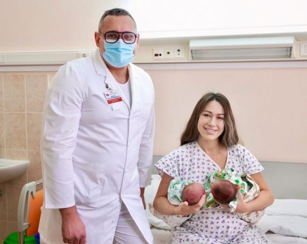 Алена Ашмарина показала первое фото с новорожденными двойняшками
