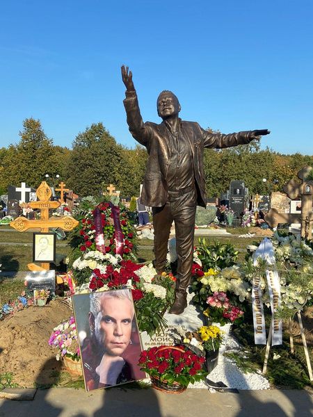 На могиле Бориса Моисеева открыли памятник певцу